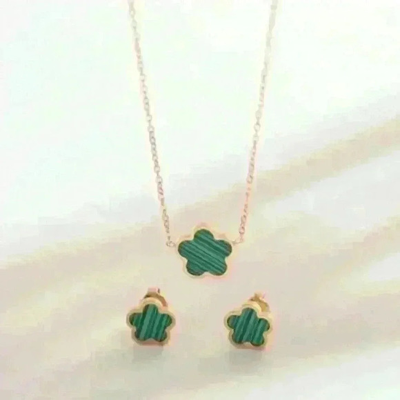 Green Clover Jewelry Set: Necklace and Earrings - Picture 1 of 2